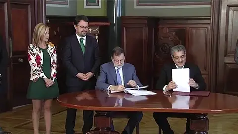 Rajoy presenta el acuerdo con Nueva Canarias como ejemplo de que es mejor construir que destruir Rajoy presenta el acuerdo con Nueva Canarias como ejemplo de que es mejor construir que destruir