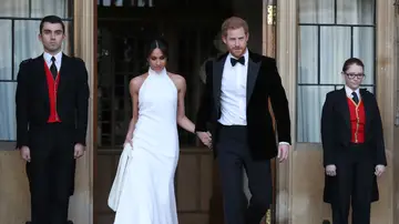 El príncipe Harry y Meghan Markle se cambian de traje El príncipe Harry y Meghan Markle se cambian de traje