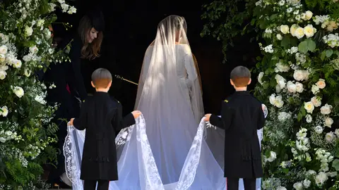 Meghan Markle de espaldas a la entrada a la capilla de San Jorge Meghan Markle de espaldas a la entrada a la capilla de San Jorge
