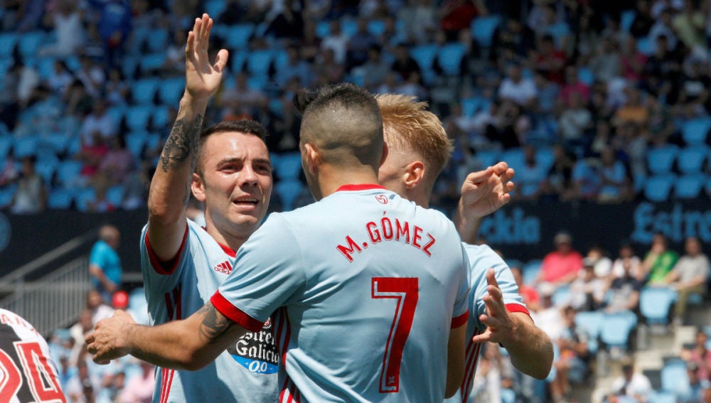 Aspas y Maxi Gómez celebran un gol