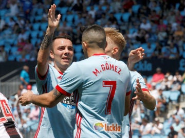 Aspas y Maxi Gómez celebran un gol