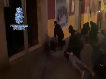 Detenido en Huelva el padre que se fugó de Zaragoza con su hijo de ocho años Detenido en Huelva el padre que se fugó de Zaragoza con su hijo de ocho años