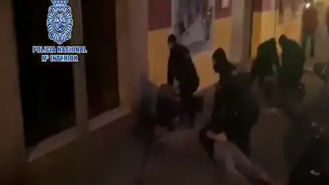 Detenido en Huelva el padre que se fugó de Zaragoza con su hijo de ocho años Detenido en Huelva el padre que se fugó de Zaragoza con su hijo de ocho años