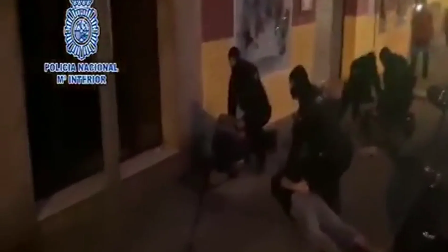 Detenido en Huelva el padre que se fugó de Zaragoza con su hijo de ocho años Detenido en Huelva el padre que se fugó de Zaragoza con su hijo de ocho años