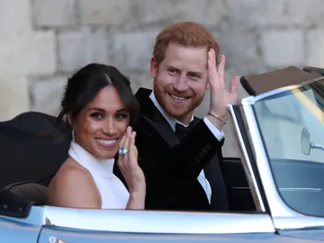 El príncipe Harry y Meghan Markle se cambian de traje El príncipe Harry y Meghan Markle se cambian de traje