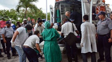 Imagen de los servicios sanitarios en la zona del accidente de avión en La Habana