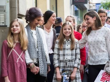 La reina Letizia, junto a doña Sofía, la princesa Leonor y la infanta Sofía