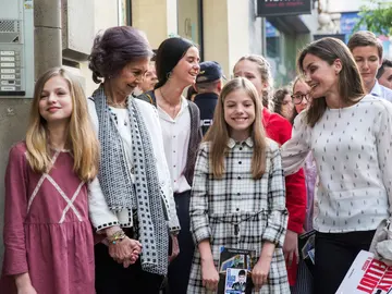 La reina Letizia, junto a doña Sofía, la princesa Leonor y la infanta Sofía La reina Letizia, junto a doña Sofía, la princesa Leonor y la infanta Sofía