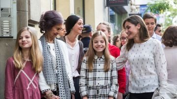La reina Letizia, junto a doña Sofía, la princesa Leonor y la infanta Sofía