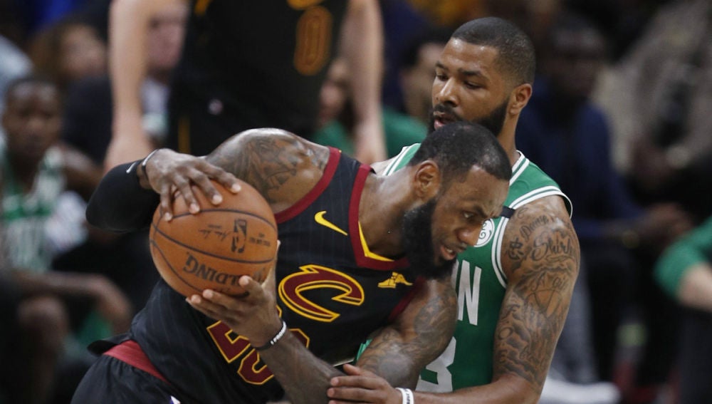 LeBron James, ante Morris
