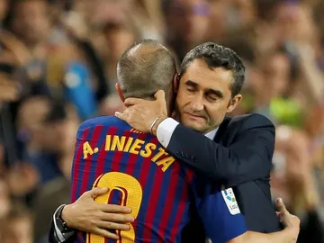 Valverde abraza a Iniesta Valverde abraza a Iniesta