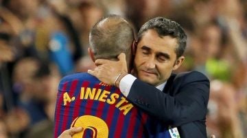 Valverde abraza a Iniesta