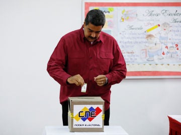 Nicolás Maduro ejerce su derecho a voto