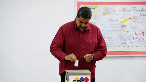 Nicolás Maduro ejerce su derecho a voto Nicolás Maduro ejerce su derecho a voto