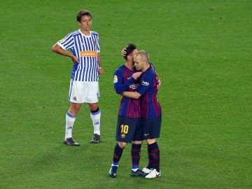 Iniesta abrazándose a Messi