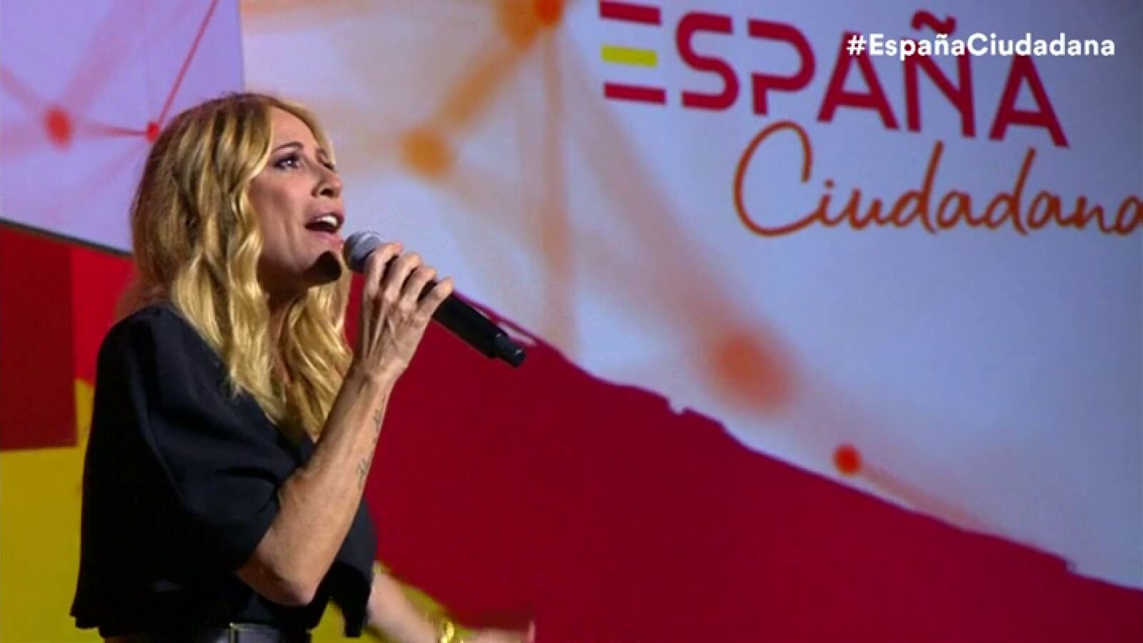VÍDEO: Marta Sánchez canta muy emocionada su versión del himno de España en el acto de Ciudadanos
