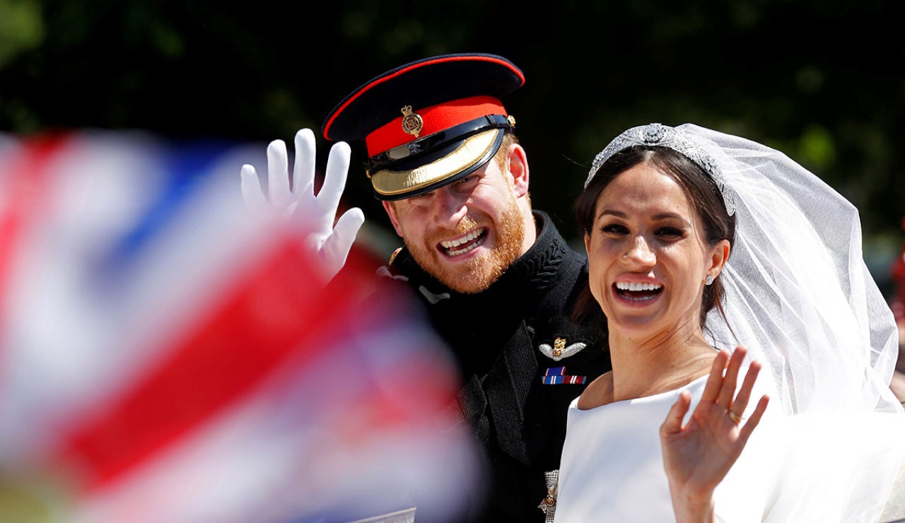 El príncipe Harry y Meghan Markle saludan desde el carruaje El príncipe Harry y Meghan Markle saludan desde el carruaje