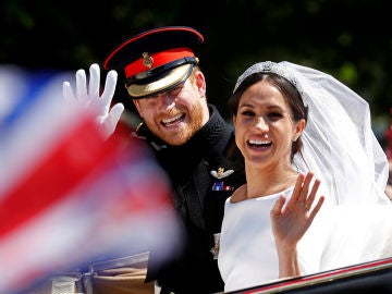 El príncipe Harry y Meghan Markle saludan desde el carruaje