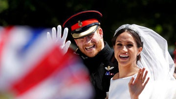 El príncipe Harry y Meghan Markle saludan desde el carruaje