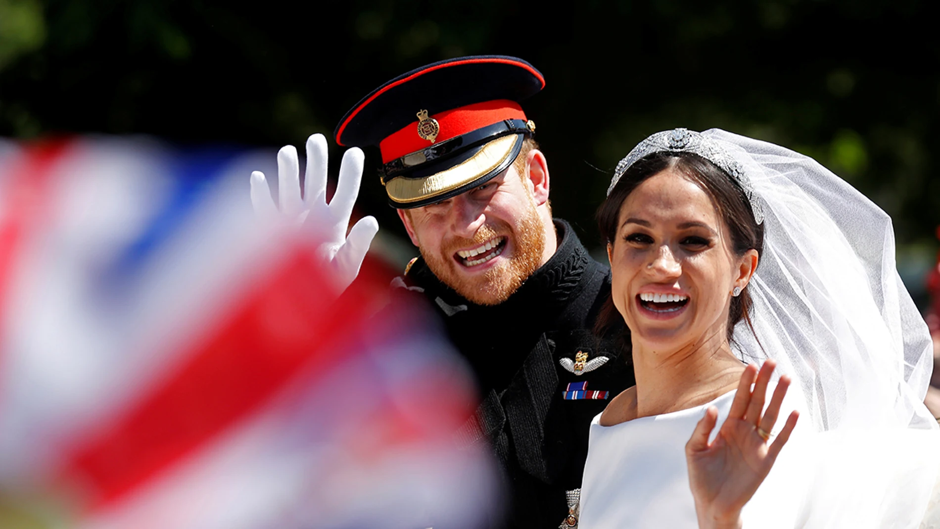 El príncipe Harry y Meghan Markle saludan desde el carruaje El príncipe Harry y Meghan Markle saludan desde el carruaje