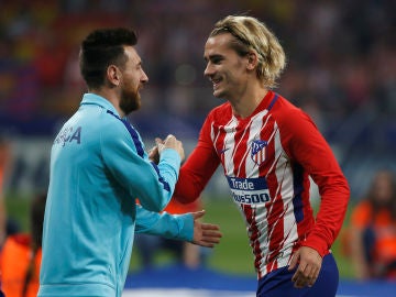 Messi y Griezmann se saludan antes de un partido