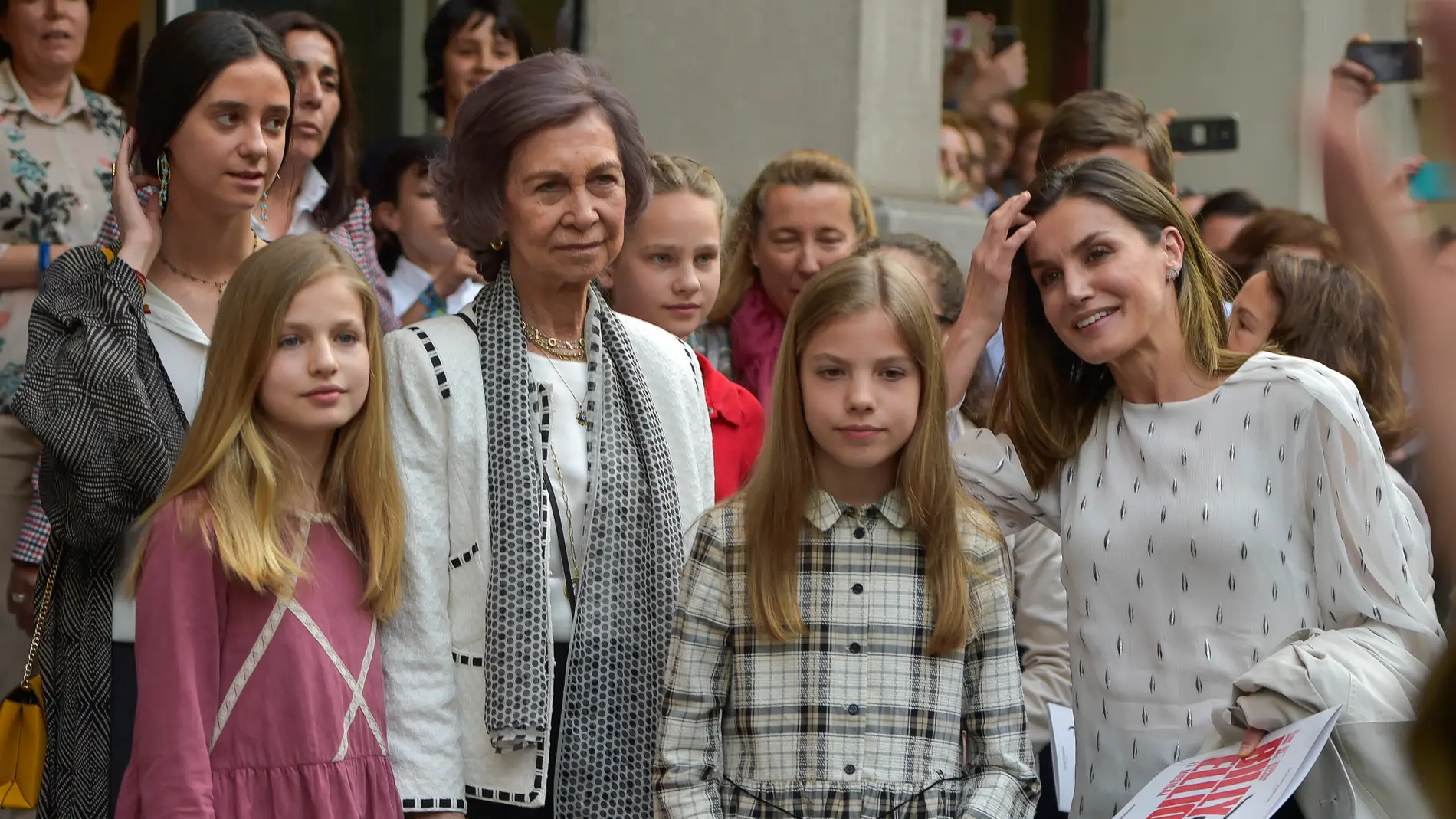 La reina Letizia junto a las mujeres de la Familia Real