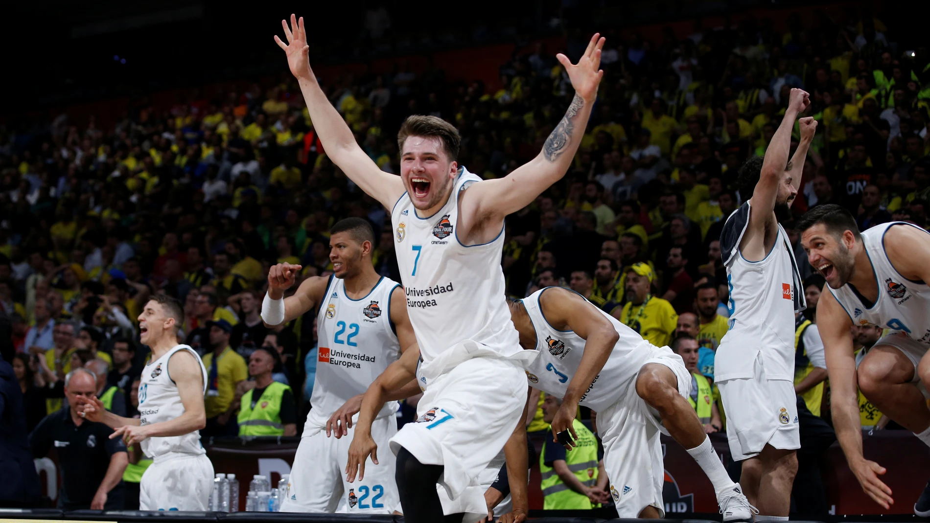 Luka Doncic celebra la Euroliga lograda por el Real Madrid Luka Doncic celebra la Euroliga lograda por el Real Madrid