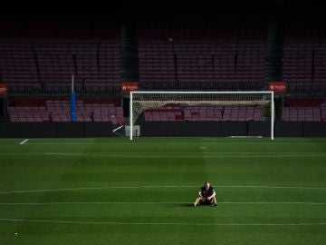 Andrés Iniesta, pensativo en el centro del Camp Nou