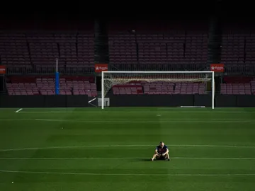 Andrés Iniesta, pensativo en el centro del Camp Nou Andrés Iniesta, pensativo en el centro del Camp Nou