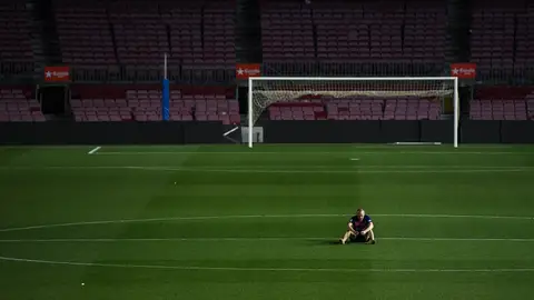 Andrés Iniesta, pensativo en el centro del Camp Nou Andrés Iniesta, pensativo en el centro del Camp Nou