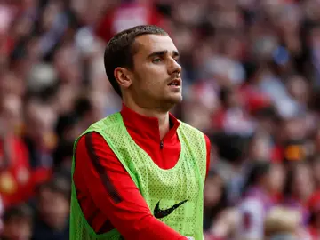 Griezmann, calentando en la banda del Metropolitano Griezmann, calentando en la banda del Metropolitano