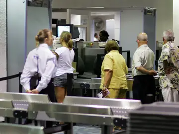 Control de seguridad de un aeropuerto. Control de seguridad de un aeropuerto.