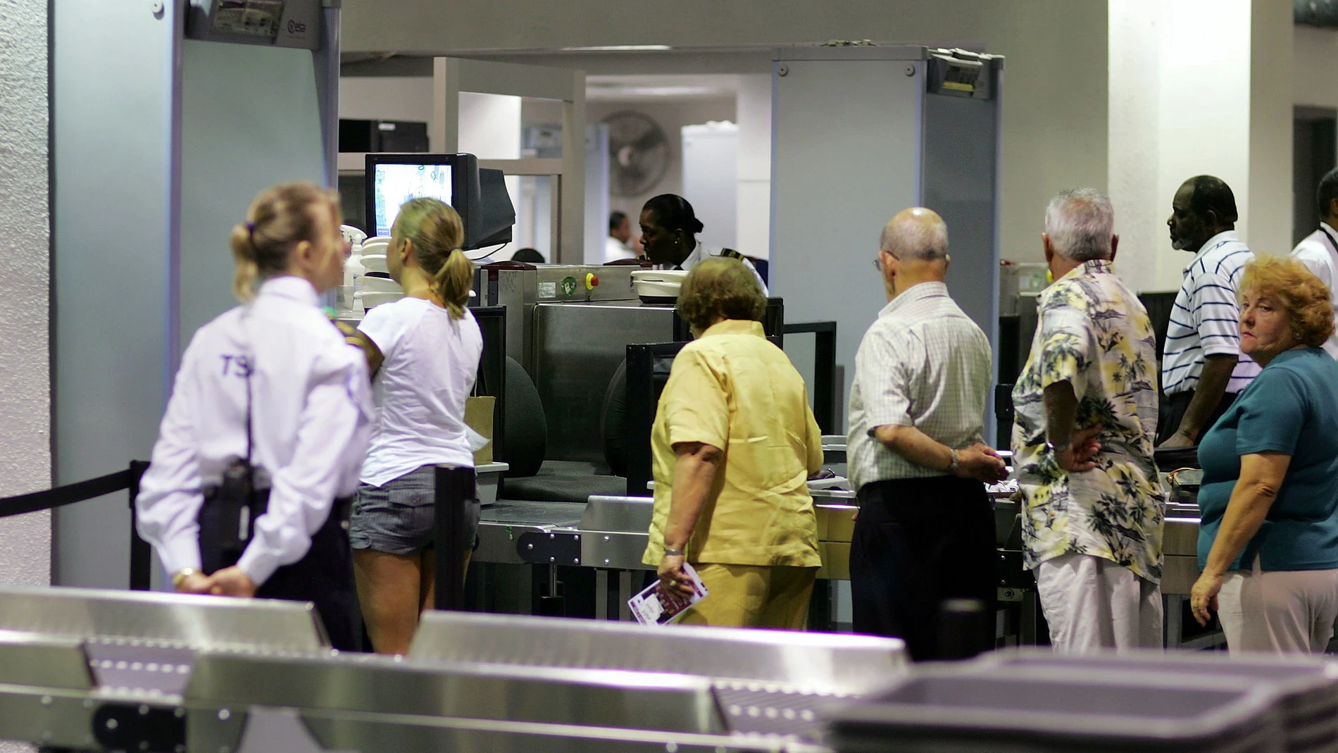 Control de seguridad de un aeropuerto. Control de seguridad de un aeropuerto.