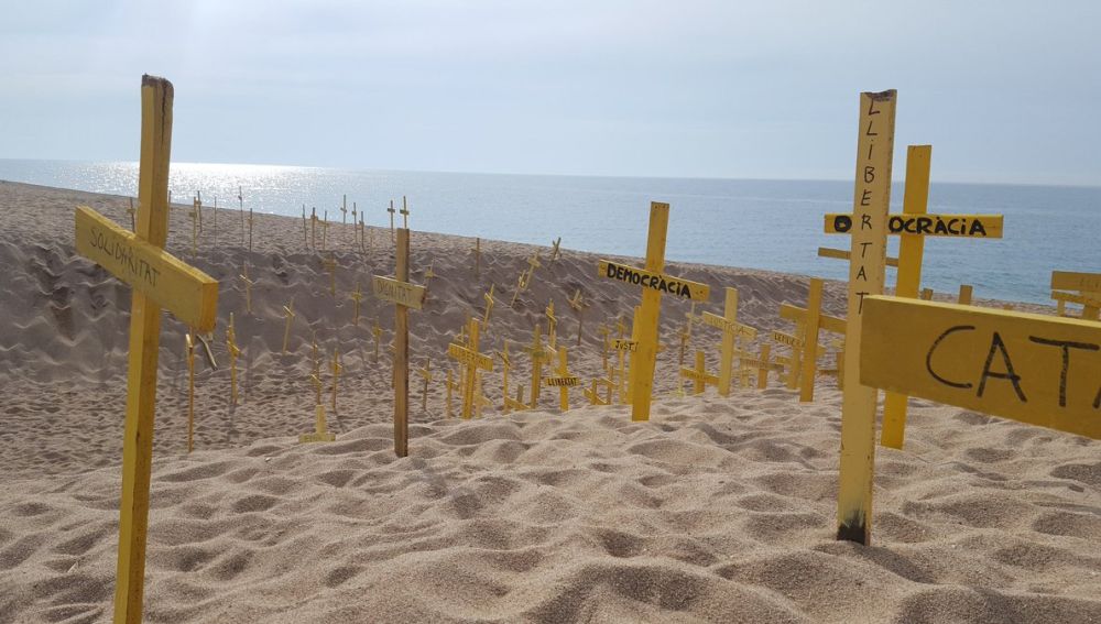 Cruces en la playa de Canet de Mar