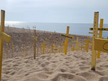 Cruces en la playa de Canet de Mar Cruces en la playa de Canet de Mar