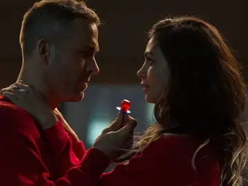 Ryan Reynolds junto a Morena Baccarin Ryan Reynolds junto a Morena Baccarin