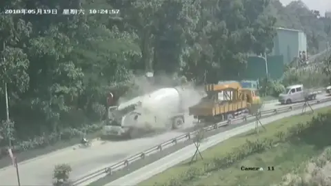 Impresionante accidente al soltarse el gancho de un camión grúa en China Impresionante accidente al soltarse el gancho de un camión grúa en China