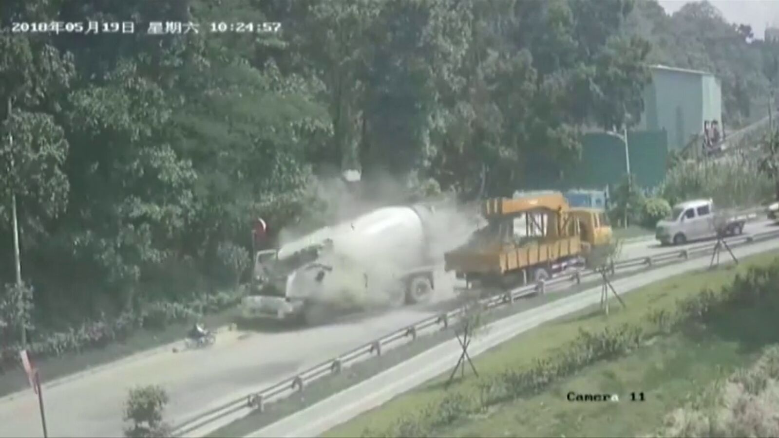 Impresionante accidente al soltarse el gancho de un camión grúa en China