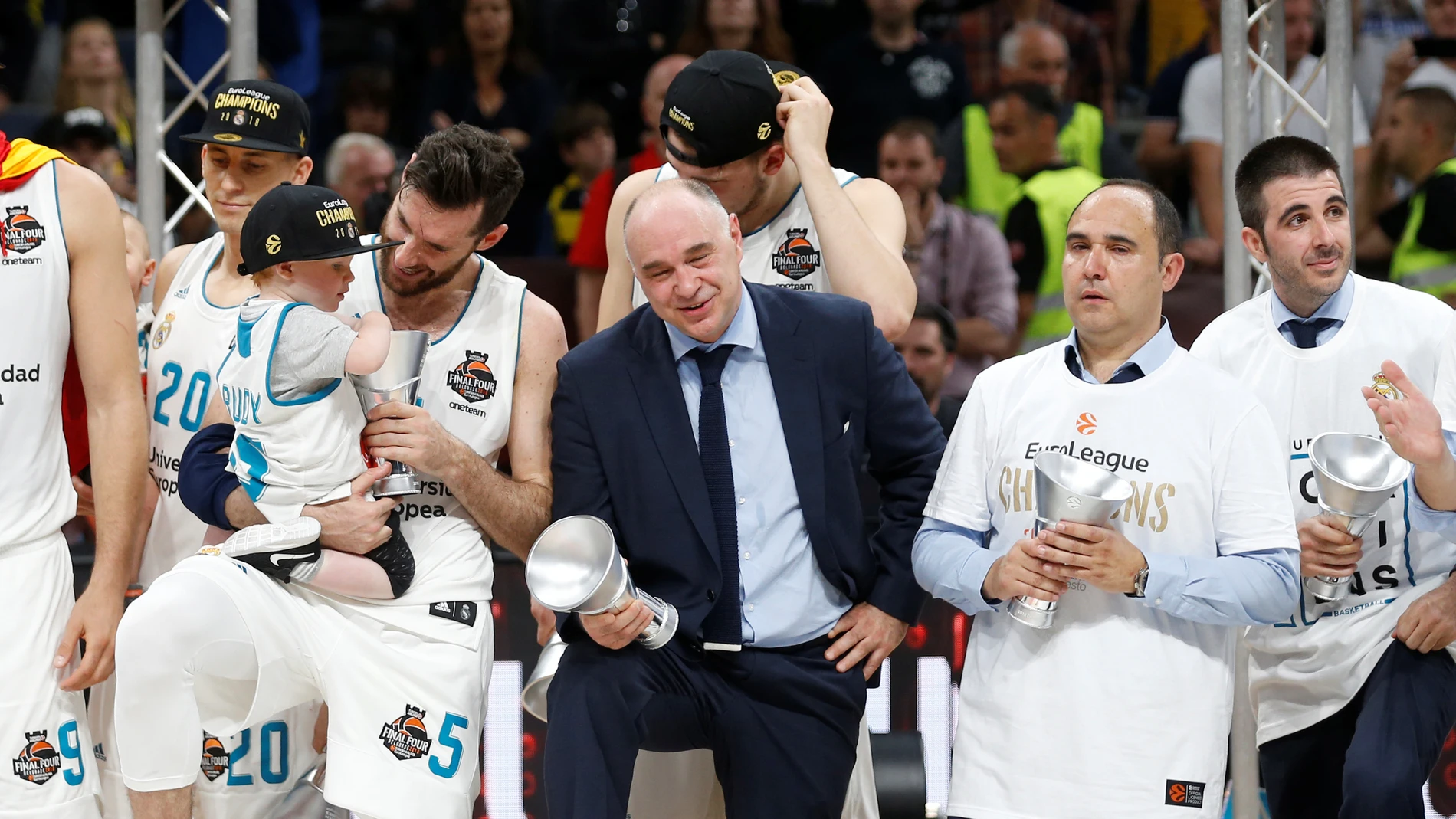Pablo Laso, junto a sus jugadores tras ganar la Euroliga Pablo Laso, junto a sus jugadores tras ganar la Euroliga