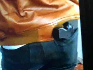 La imagen del individuo con la funda con forma de pistola La imagen del individuo con la funda con forma de pistola