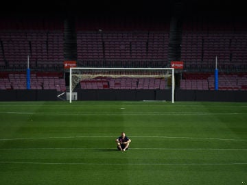 Andrés Iniesta, se inmortaliza en solitario con el Camp Nou vacío