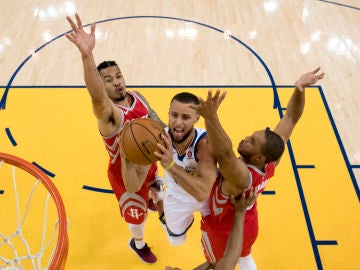 Curry entra a canasta ante la defensa de los Rockets