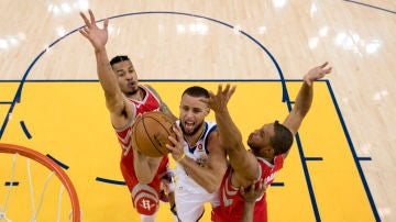 Curry entra a canasta ante la defensa de los Rockets