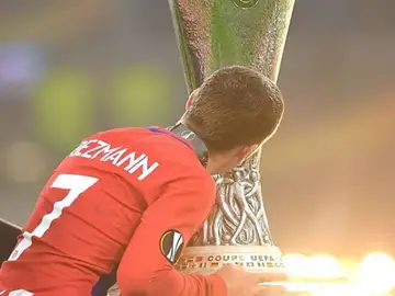 Griezmann besa la Europa League Griezmann besa la Europa League