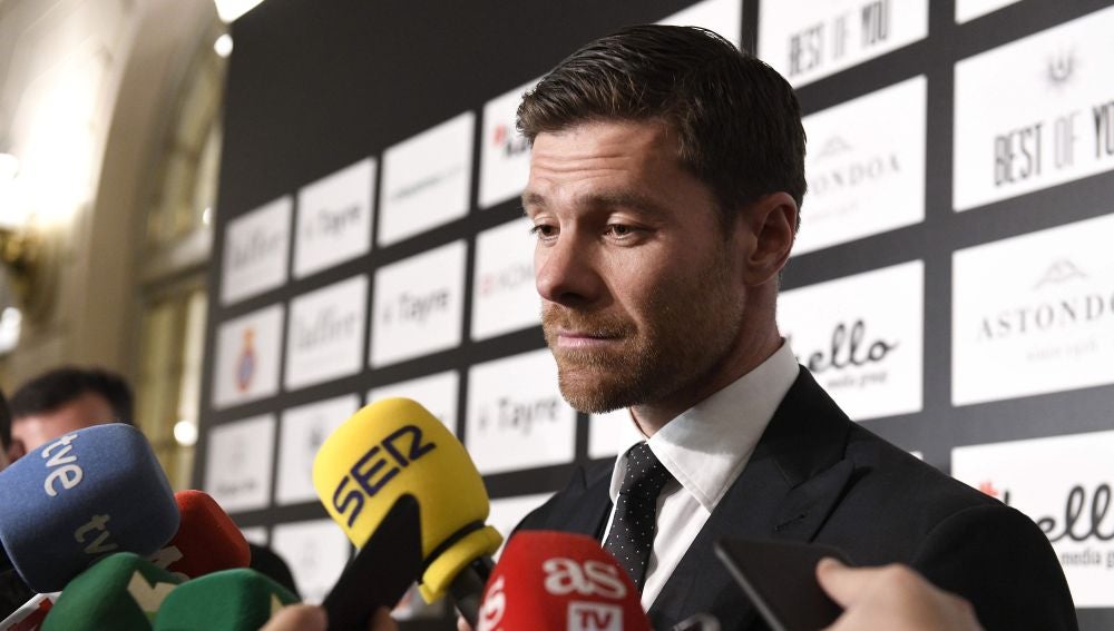 Xabi Alonso, atendiendo a los medios