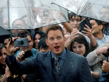 Chris Pratt se hace selfis con sus admiradores Chris Pratt se hace selfis con sus admiradores