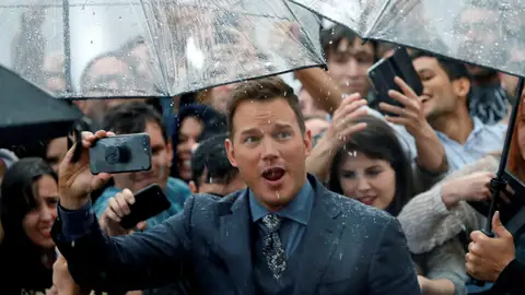 Chris Pratt se hace selfis con sus admiradores Chris Pratt se hace selfis con sus admiradores