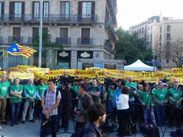 Unas 1.000 personas se concentran en Barcelona contra el "chantaje" del 155