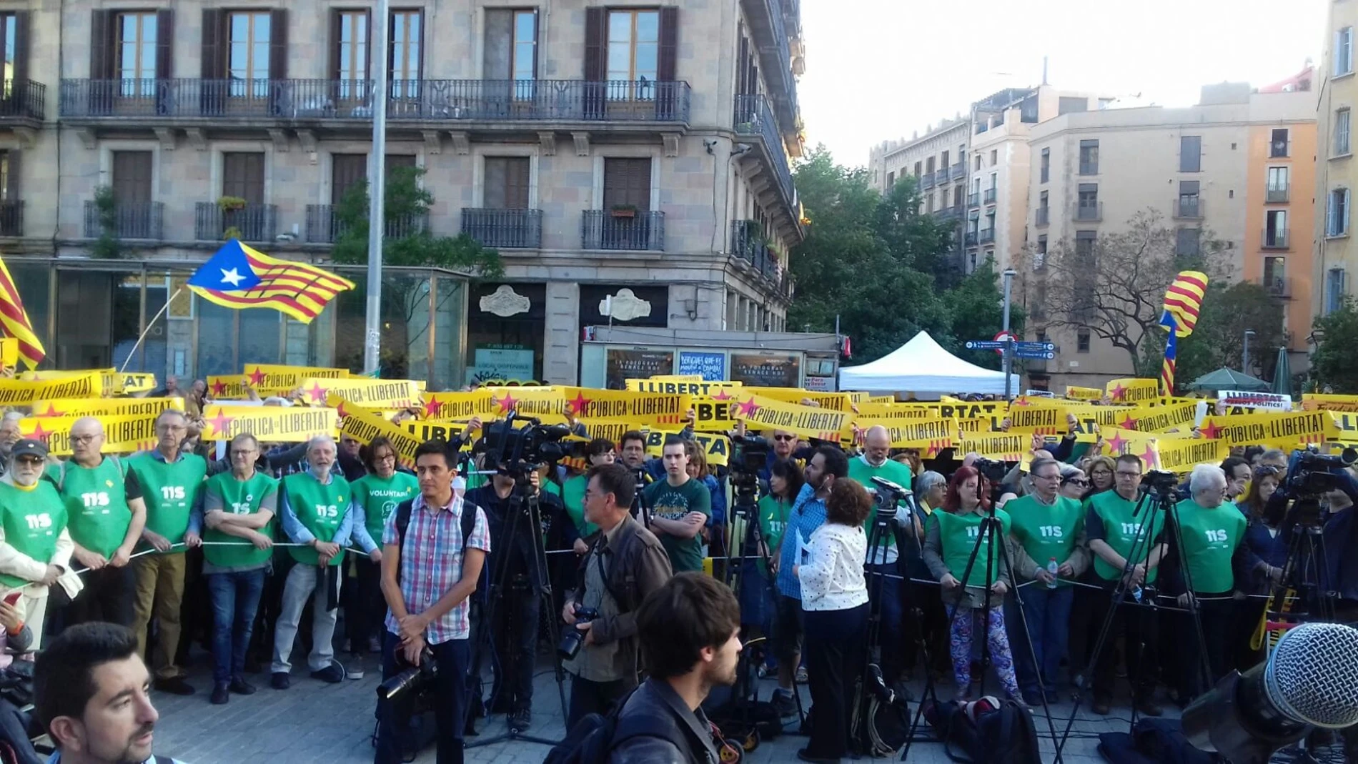 Unas 1.000 personas se concentran en Barcelona contra el "chantaje" del 155 Unas 1.000 personas se concentran en Barcelona contra el "chantaje" del 155