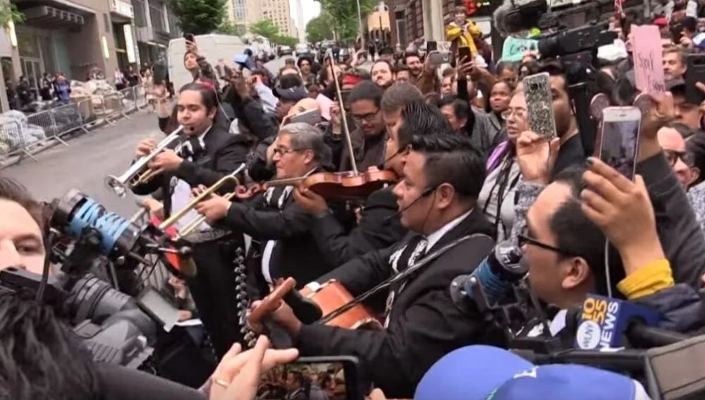 Mariachis frente a la casa de Aaron Schlossberg